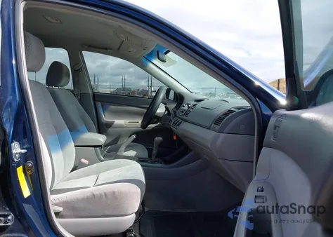 2004 Toyota Camry Le z USA, uszkodzony, nr VIN 4T1BE30K24U296050